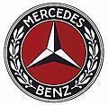 Farbvariante: Nach der Fusion der Daimler-Motoren-Gesellschaft mit der Firma Benz & Cie. wurde 1926 ein die Gemeinsamkeit der beiden Firmen betonendes Warenzeichen geschaffen. Vom Benz-Symbol wurde der Lorbeerkranz übernommen.